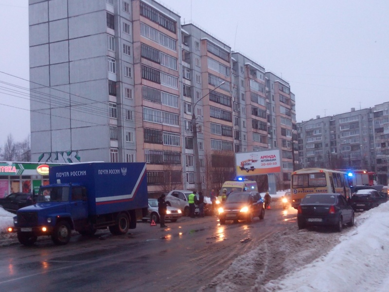 Крупное ДТП в Архангельске на улице Урицкого парализовало движение на несколько часов
