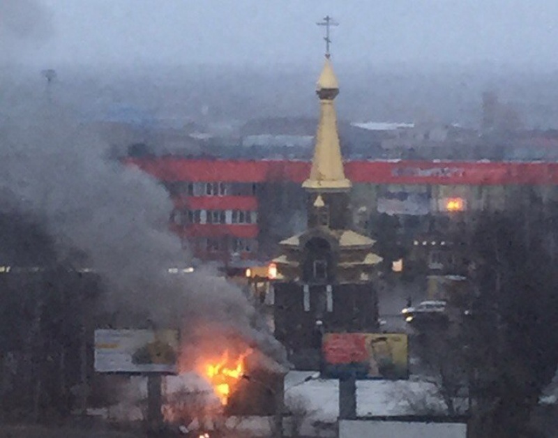 В Архангельске на площади 60-летия Октября перед железнодорожным вокзалом  загорелась часовня
