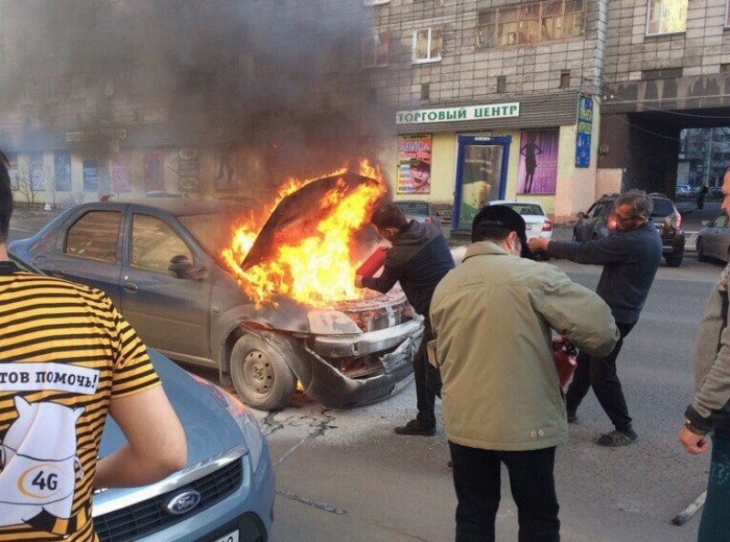 В центре Архангельска на улице Тимме, на ходу загорелся автомобиль Logan