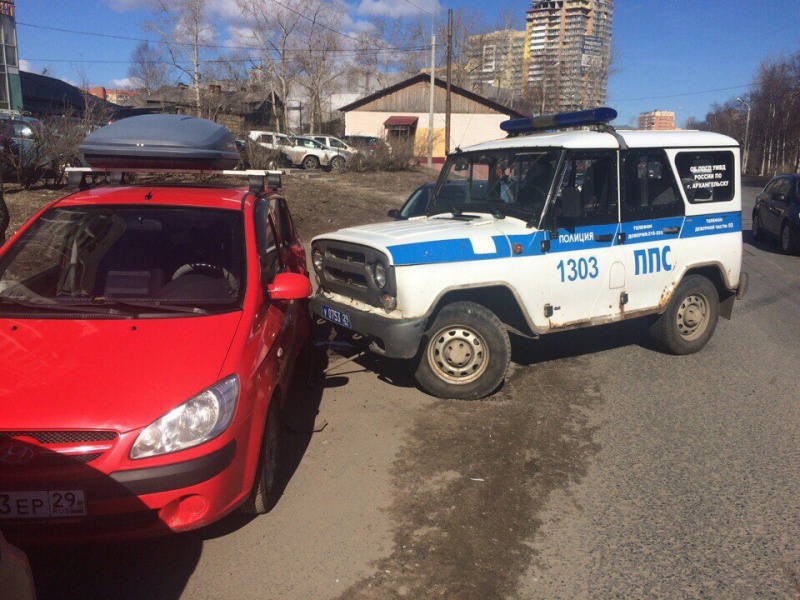 В центре Архангельска на проспекте Обводный канал автомобиль полиции врезался в иномарку