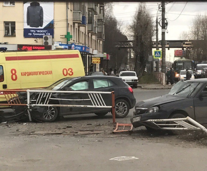 «Мерседес» и отечественная легковушка не поделили перекресток на улице Гагарина в Архангельске
