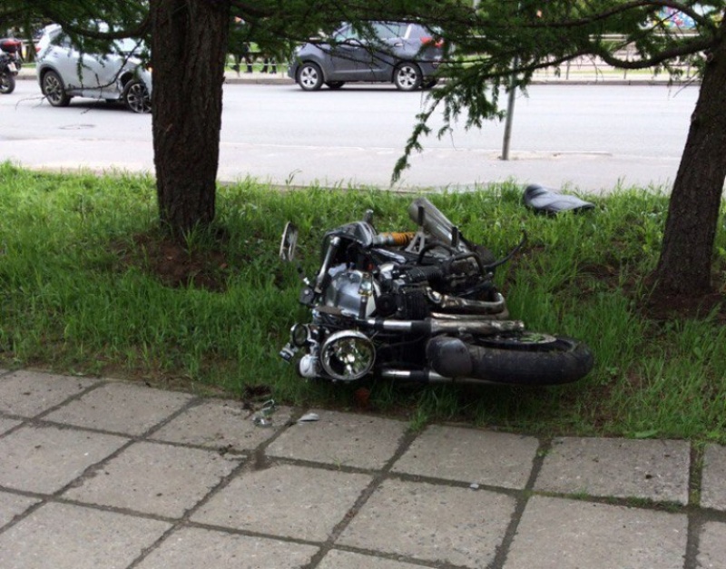 В результате столкновения с кроcсовером на проспекте Троицком серьезно пострадал водитель мотоцикла