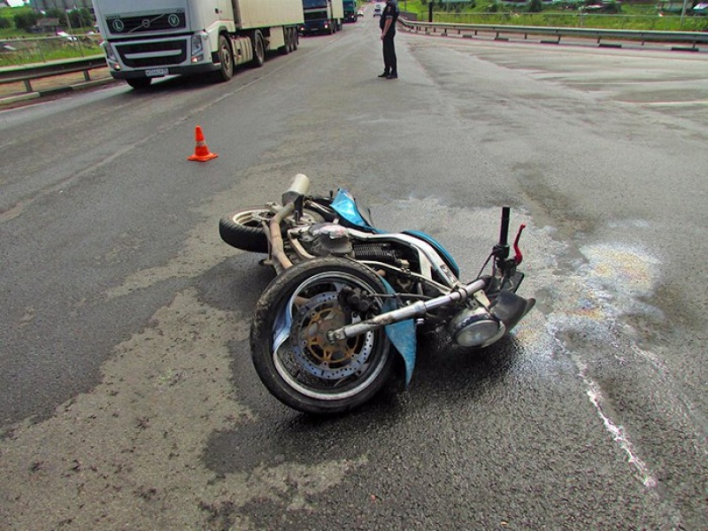 26-летняя мотоциклистка врезалась в УАЗ «Патриот» на на федеральной трассе М8
