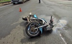 26-летняя мотоциклистка врезалась в УАЗ «Патриот» на на федеральной трассе М8