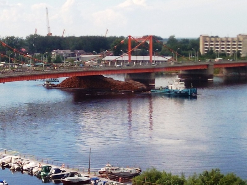 Владельца баржи, врезавшейся в Кузнечевский мост в Архангельске, оштрафовали на 500 рублей