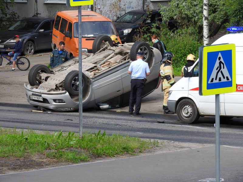 Крупное ДТП в центре Архангельске: от удара автомобиль вылетел на тротуар и рухнул на крышу