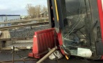 Груженый щебнем самосвал перевернулся на Краснофлотском мосту в Архангельске