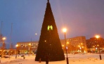 Древарх Просветлённый вновь забрался на новогоднюю ёлку у администрации Архангельска