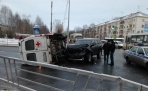 В Архангельске на улице Гагарина при столкновении с внедорожником перевернулась скорая