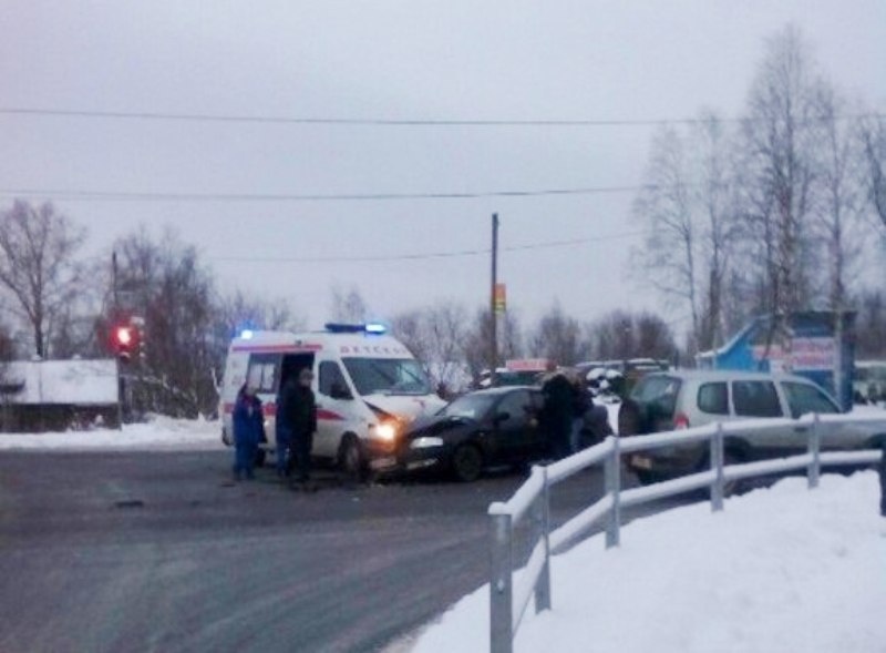 На окраине Архангельска автомобиль скорой помощи столкнулася с иномаркой
