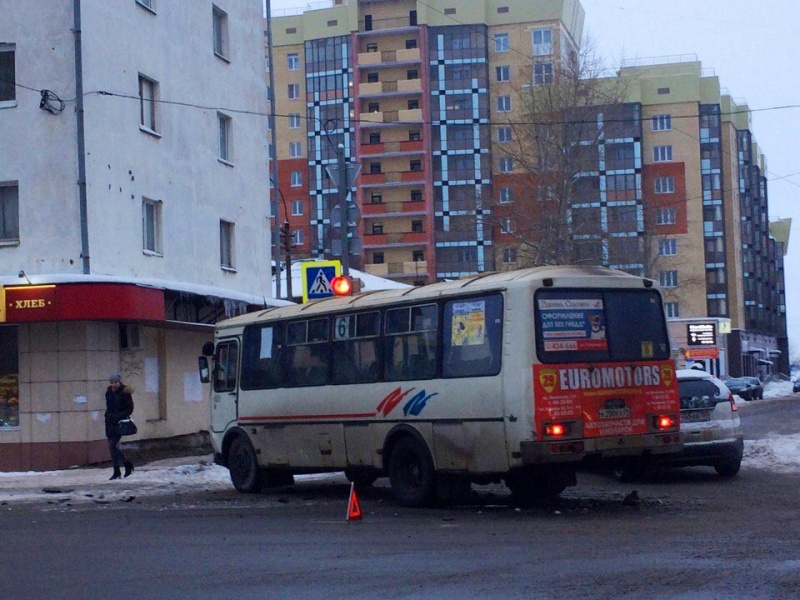 В Архангельске на проспекте Троицкий  пассажирский автобус столкнулся с иномаркой