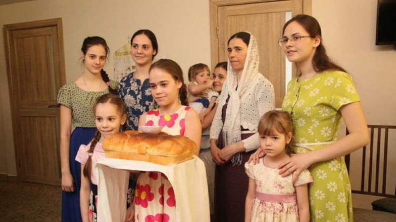 В многодетной семье, переехавшей на Север из Молдовы, подрастают восемь дочерей 