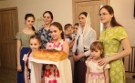 В многодетной семье, переехавшей на Север из Молдовы, подрастают восемь дочерей 