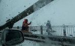 ДТП и сугробы: как Архангельск справляется с весенним снегопадом 