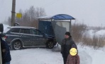 Внедорожник протаранил автобусную остановку в Архангельске 