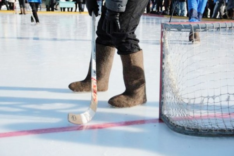 Воспитанники детских домов сыграли в хоккей на валенках в Архангельске 