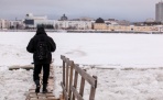 «Постоим еще неделю»: в Архангельске проверили прочность пешеходных переправ 