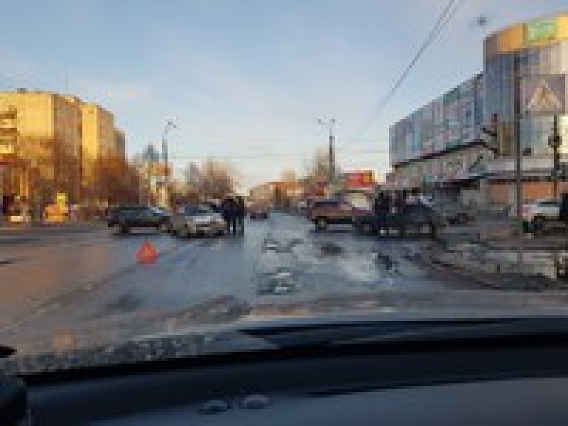 Машина с полицейскими попала в аварию на оживленном перекрестке Архангельска 