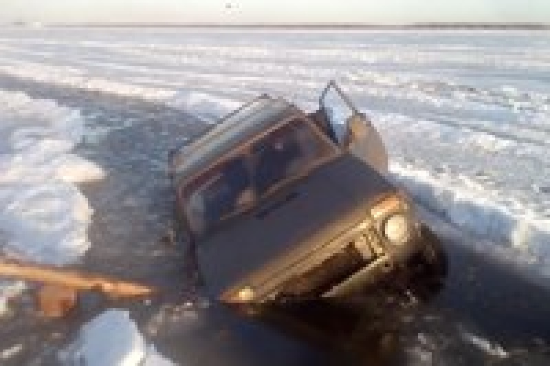 Автомобиль провалился на льду Северной Двины у острова Кего 