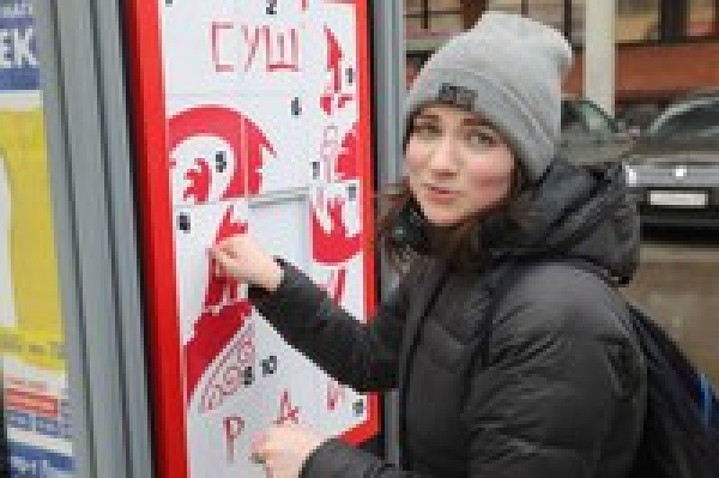 В Архангельске на двух автобусных остановках пассажиры могут сыграть в пятнашки 