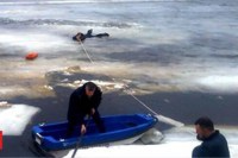 В Архангельске сотрудники рыбинспекции спасли провалившегося под лёд мужчину 