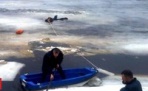 В Архангельске сотрудники рыбинспекции спасли провалившегося под лёд мужчину 
