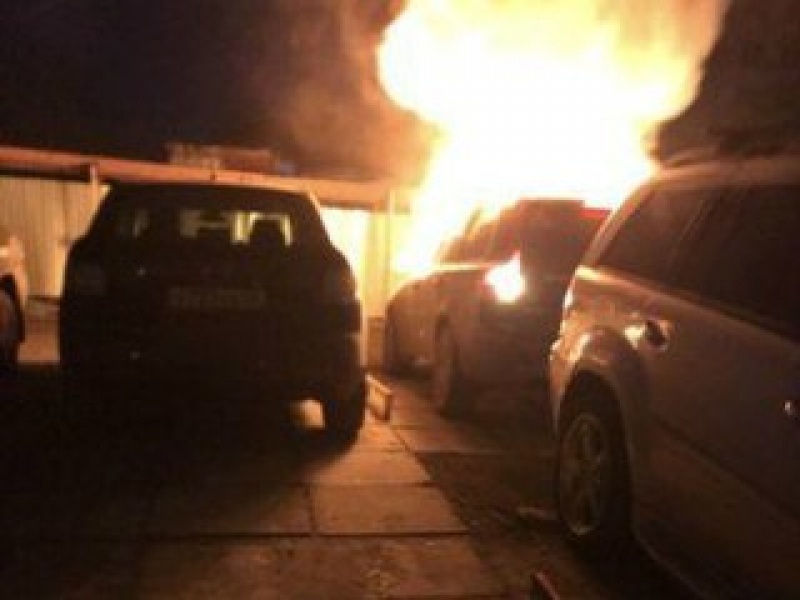 В Архангельске ночью горели сразу четыре автомобиля 