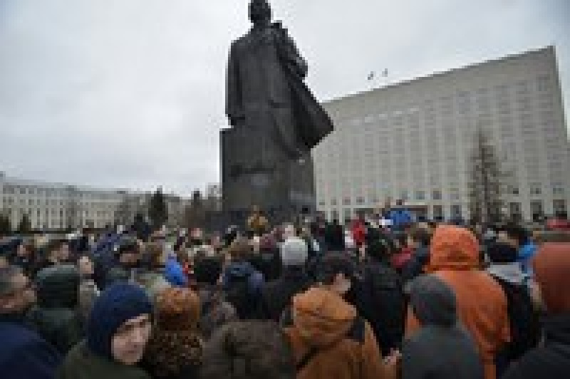 В Архангельске прошел самый политический субботник у памятника Ленину 