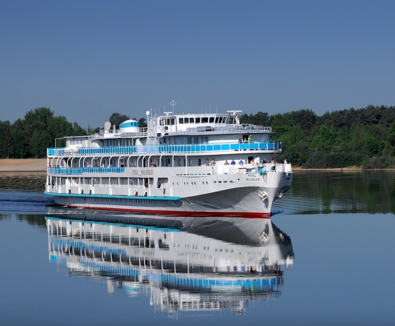 В Архангельск пришел первый в нынешнюю навигацию пассажирский лайнер «Русь Великая»