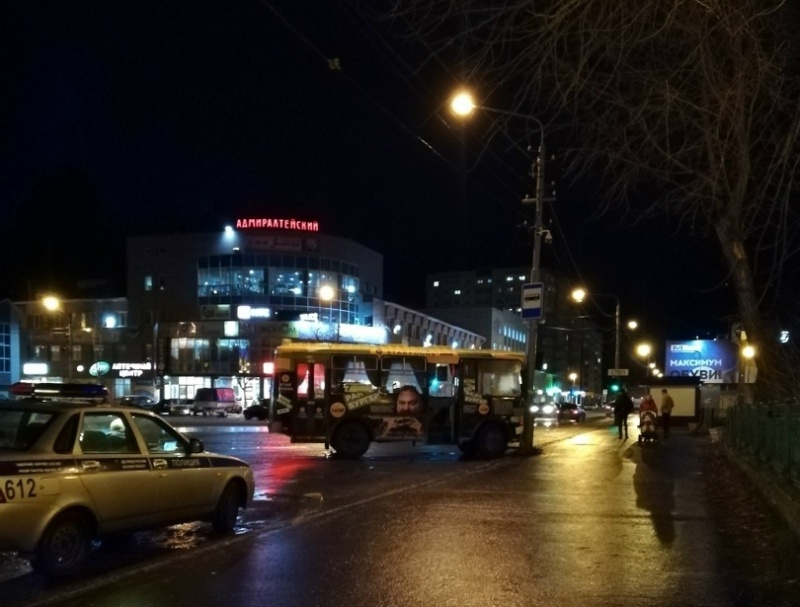 В Архангельске водитель рейсового автобуса врезался в световую опору  на площади Терехина