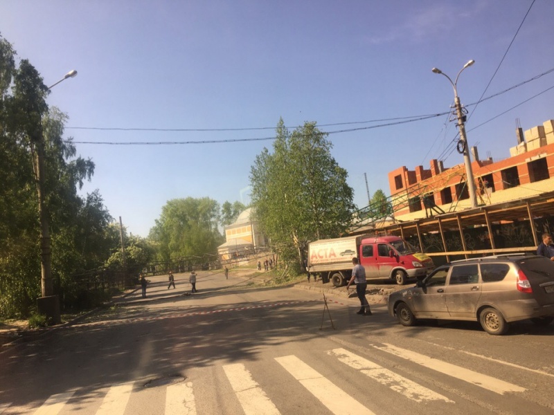 В результате падения крана в Архангельске перекрыто движение по проспекту Обводный канал
