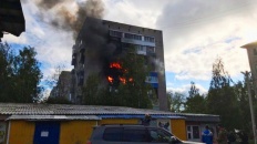Сильный пожар в Архангельске на улице Никитова повредил двенадцать квартир, с пятого по девятый этаж