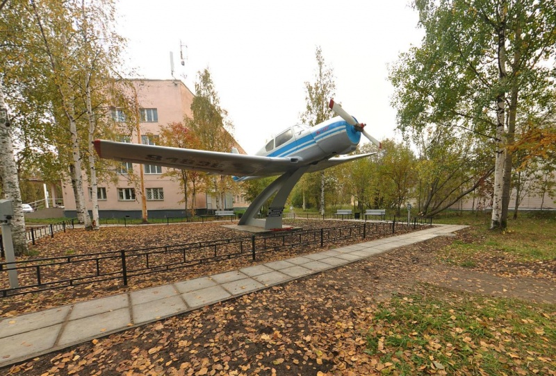 Памятник самолёту ЯК-18Т(аэропорт Талаги) в Архангельске
