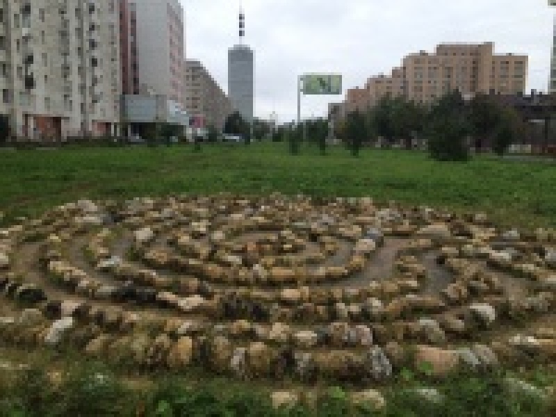 Каменный лабиринт на улице Воскресенской в Архангельске