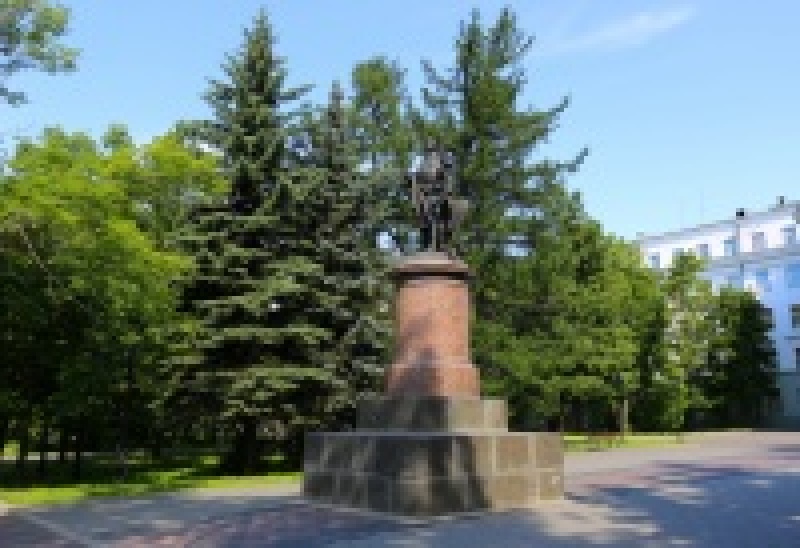 Памятник Михаилу Ломоносову в Архангельске перед университетом
