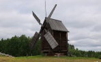 Малые Корелы. Ветряная мельница-столбовка на раме из деревни Калгачиха Онежского района, XIX век